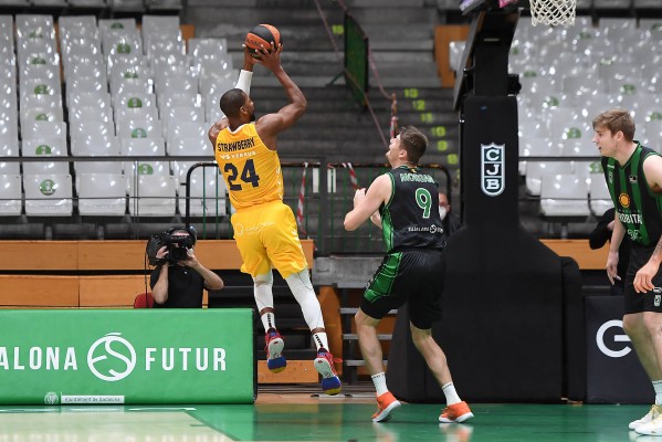 El UCAM CB casi se despide de la Copa al caer en Badalona y Rojas se va conmocionado (104-93)