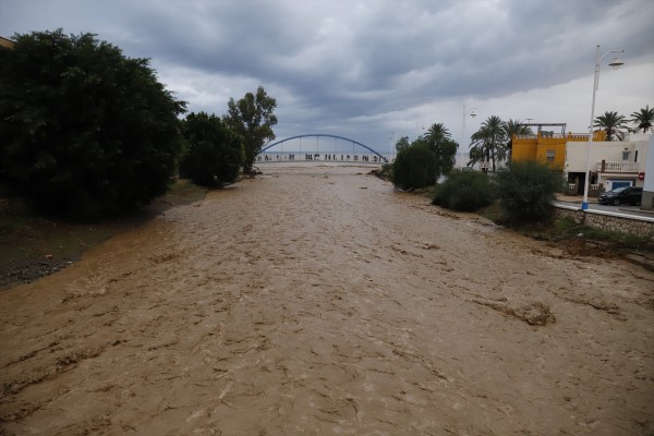 Desbordado el río Guadalmedina en una zona de Casabermeja (Málaga) y sobrepasa el puente de acceso