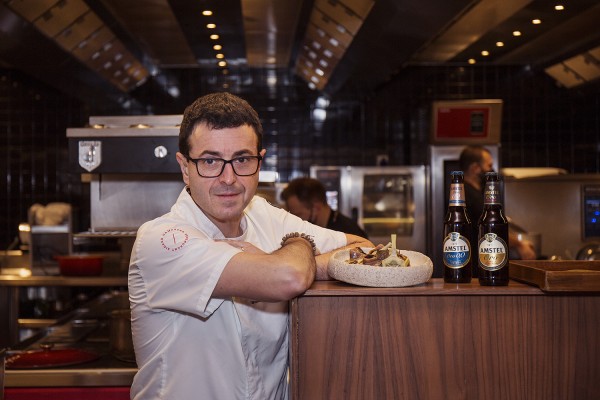 El turrón y Amstel Oro se fusionan en la receta de Ricard Camarena para esta Navidad