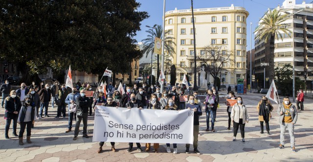 Periodistas y fotoperiodistas guardan un minuto de silencio por el sector