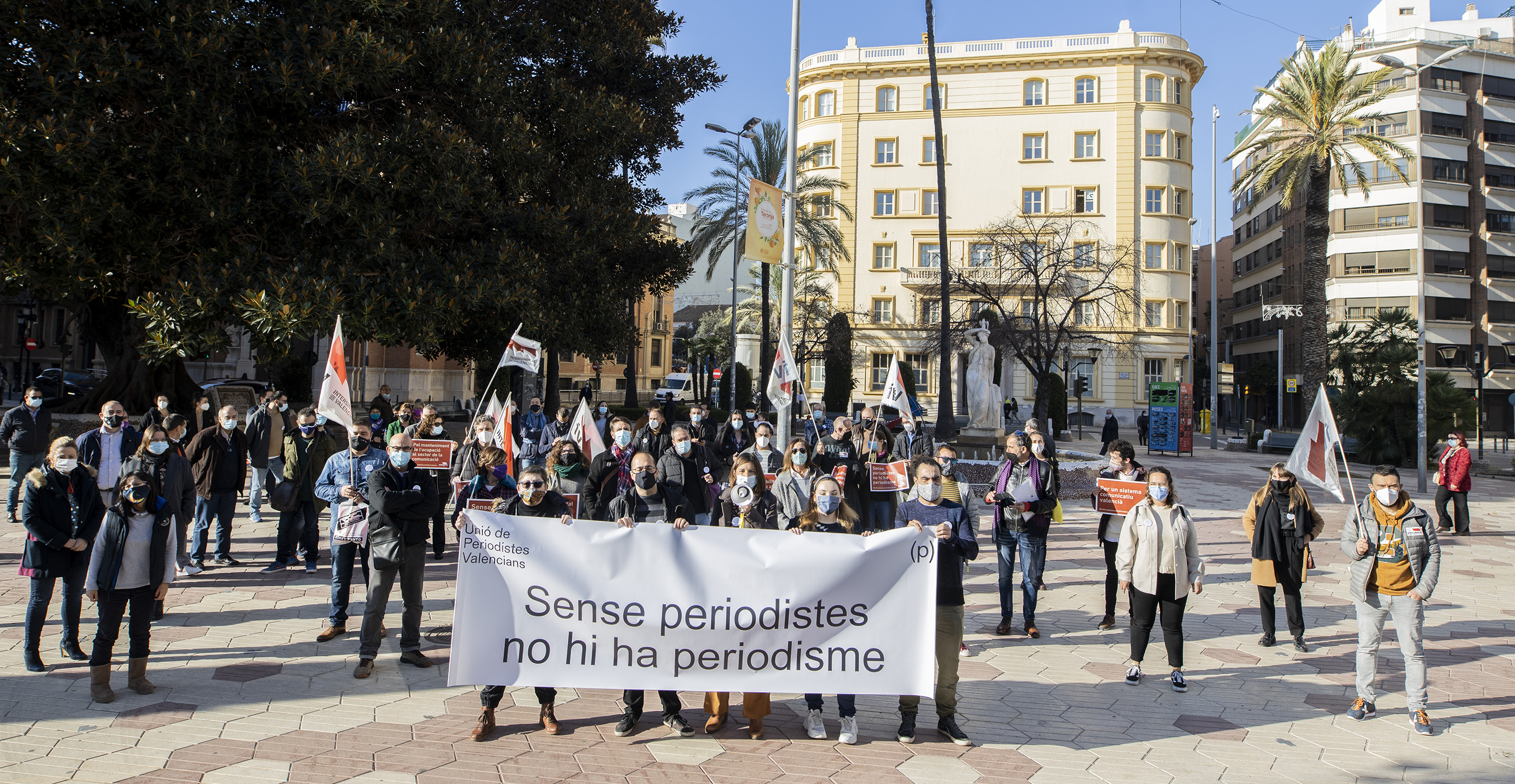 Periodistas y fotoperiodistas guardan un minuto de silencio por el sector