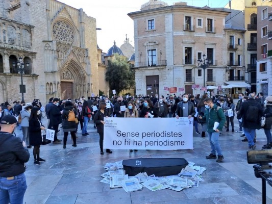 Periodistas y fotoperiodistas protestan por la ola de despidos en los medios