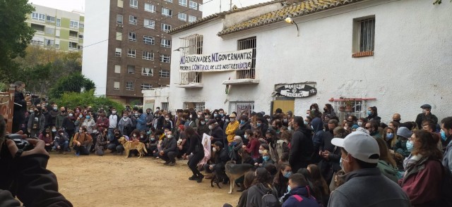 Colectivos y vecinos de Benimaclet 'reokupan' un casal social en una alquería tras el desalojo de la Policía
