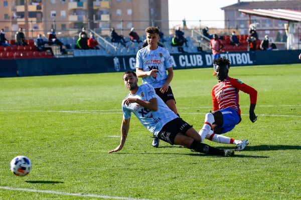 El Yeclano, colista en Segunda B, no encuentra en Granada la forma de reaccionar (2-0)