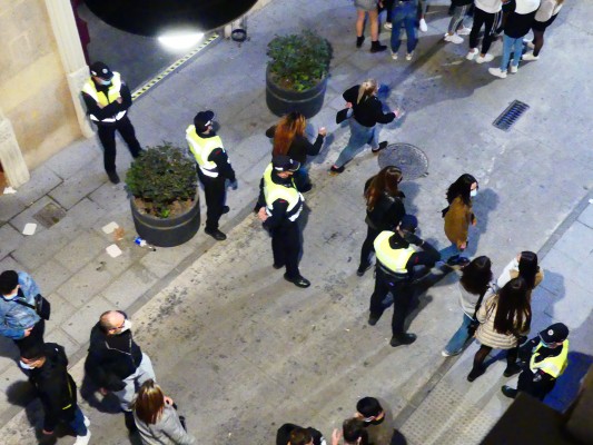 La historia se repite en Cartagena: cordones policiales y evacuación de las zonas de copas tras las aglomeraciones del sábado noche