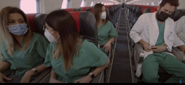 Personal sanitario y fuerzas y cuerpos de seguridad protagonizan la felicitación navideña de Air Nostrum