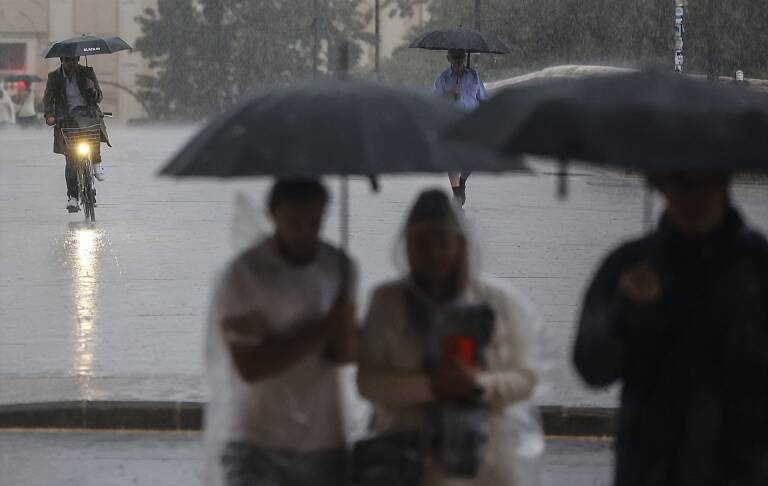 Aemet eleva a rojo el aviso por lluvias en Valencia con hasta 180 l/m2 en 12 horas
