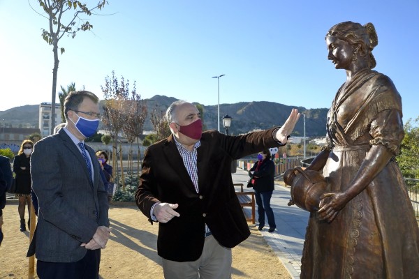 La 'Mujer Huertana' de José Hernández: un paseo con arte en la Vía Verde