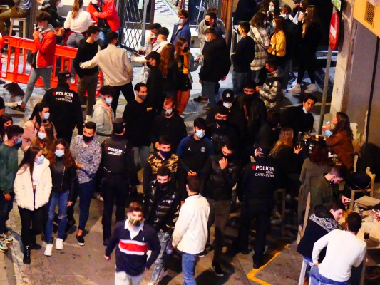 La policía desahoga algunas calles del centro por el colapso de las zonas de copas en Cartagena