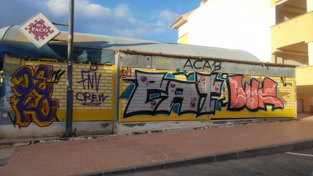 Cabreo entre comerciantes y vecinos de La Manga ante la invasión de grafitis en muros y locales comerciales