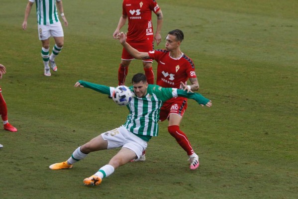 El Real Murcia cae en el campo del filial del Betis víctima de sus errores (2-1)