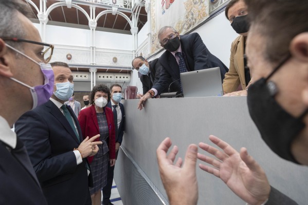 La política se vuelca contra la violencia de género: sillas vacías en las plazas y recuerdo a todas las víctimas