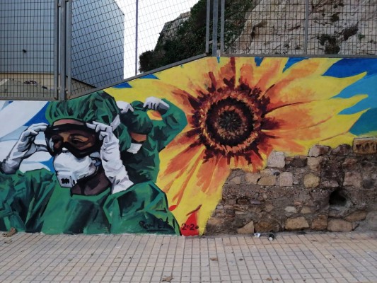 Raúl Estal Psico y Kraser pintan dos murales en Cartagena: un homenaje a los sanitarios y una alegoría a la naturaleza
