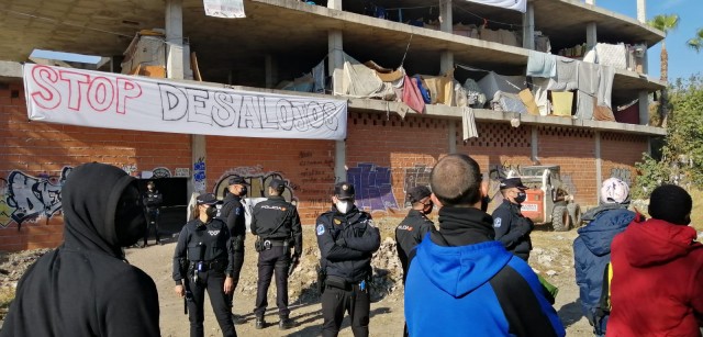 Tensión en el desalojo de medio centenar de okupas en el barrio murciano de San Pío X