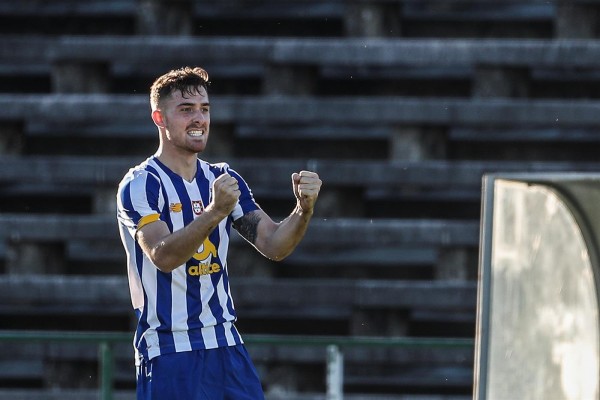 El murciano Toni Martínez se estrena como goleador del Oporto con una espectacular chilena 