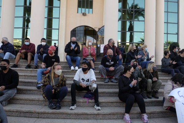 Los Alcázares no aguanta un segundo más: corte de calles y protestas para pedir la apertura de bares