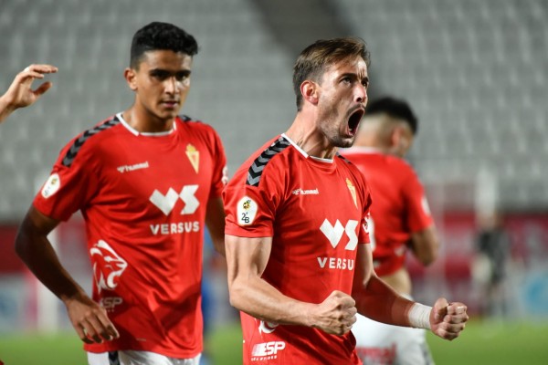 Chumbi, con dos goles en dos minutos, guía al Murcia a su primer triunfo en casa (3-0)