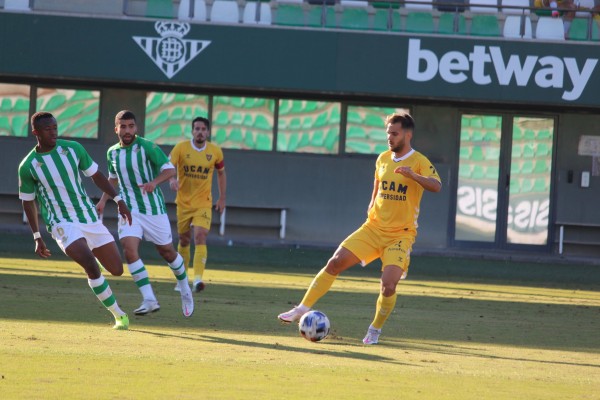 El UCAM CF reacciona para evitar la derrota ante el filial del Betis y sigue líder (1-1)