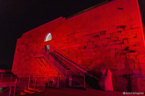 Cartagena ilumina sus monumentos en rojo carmesí por el cumpleaños del Rey Felipe VI