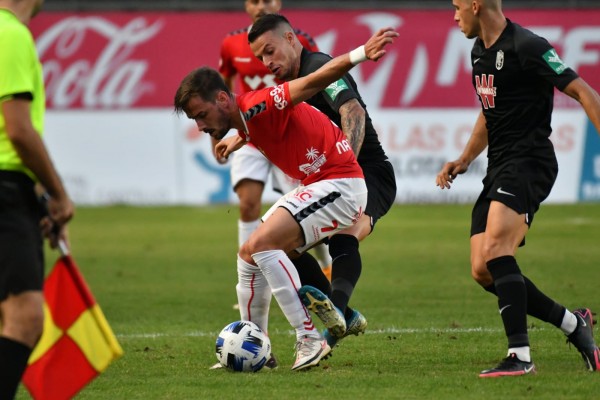 Un inconsistente Real Murcia sigue sin ganar en casa y, lo que es peor, pierde tras adelantarse (1-2)