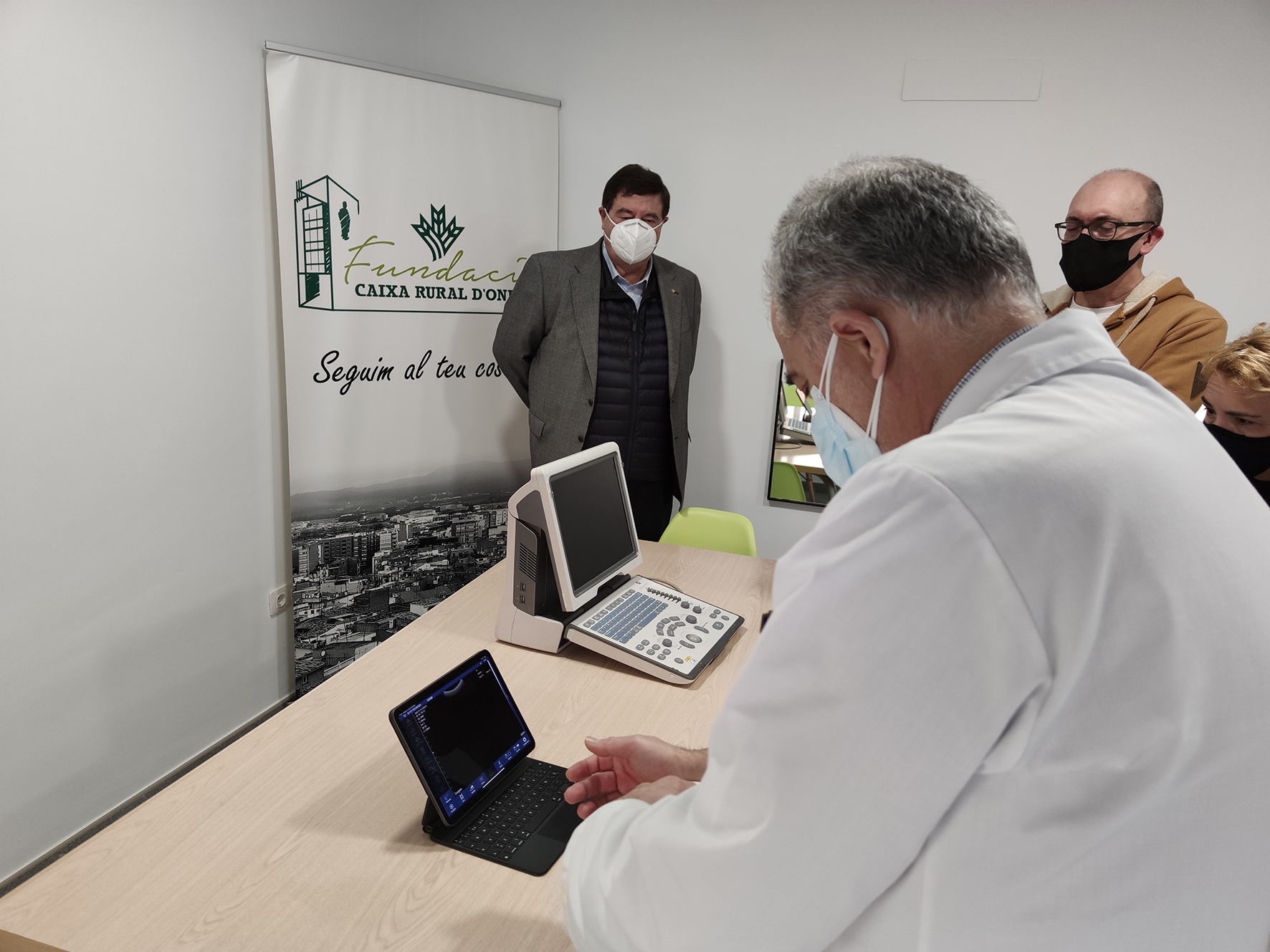 La Fundació Caixa Rural d'Onda dona un ecógrafo de última tecnología a Castellón contra el Cáncer