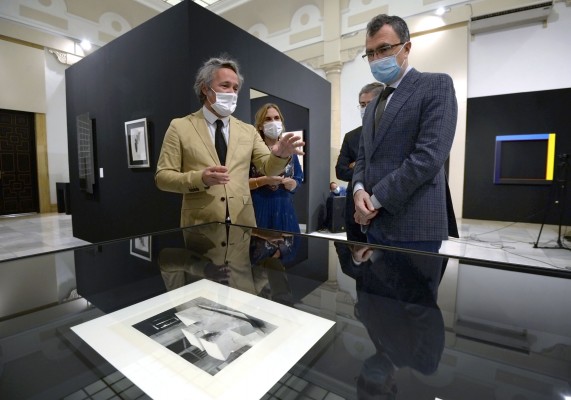 Del minimalismo al arte de concepto: 15 artistas, un cubo negro y el marco histórico del Almudí