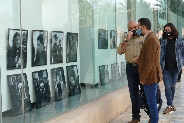 Escenas modernistas reviven el pasado de Cartagena en la fachada del antiguo CIM
