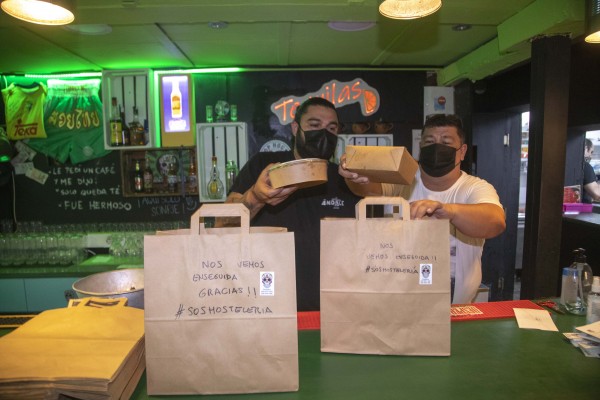 Colas que no salvan, pero curan: el 'take away', el último recurso para la dañada hostelería regional