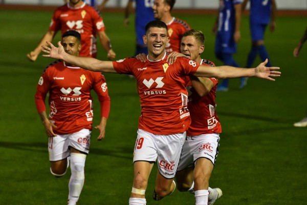 Dos goles de Toril a balón parado hacen ganar al Murcia ante un Lorca que no merece perder (1-2)

