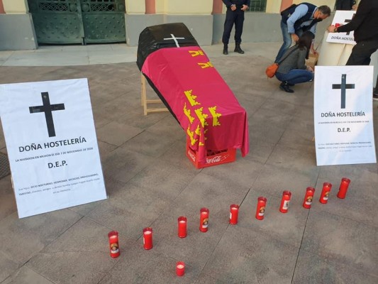 Afectados por el cierre de los bares protestan en Murcia y Cartagena: féretros 