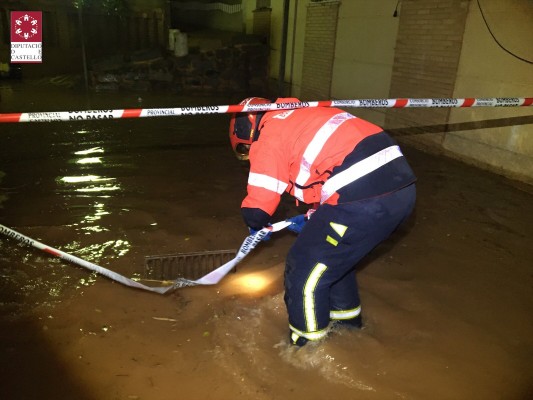 El temporal de agua atraviesa Castellón y los bomberos deben rescatar a varias personas