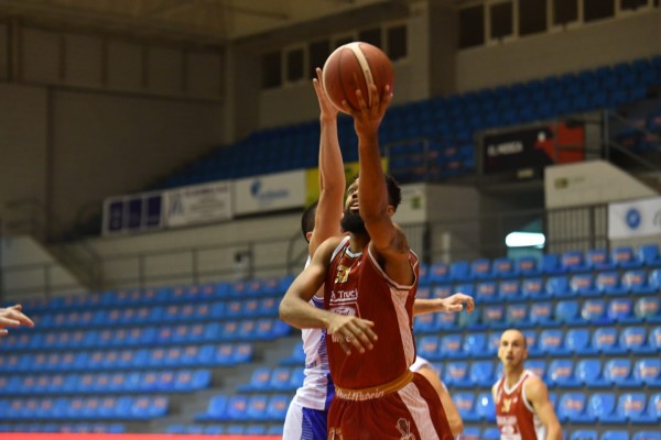 El Real Murcia gana al Almansa por 65-63 y encadena dos victorias en la LEB Oro