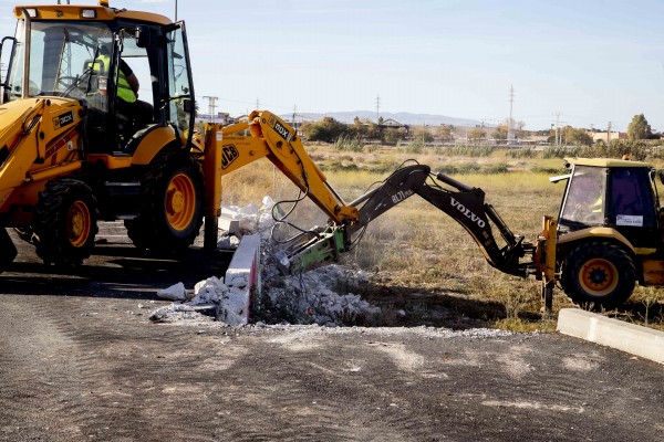 La presión mediática y social acaba con la carretera del 'pico esquina', tras eliminar Emasa el desacierto