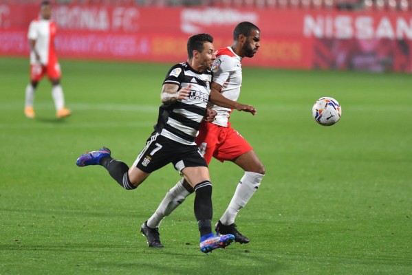 El Efesé ve rota su racha en Girona, donde merece puntuar en un partido que acaba con nueve (2-1)