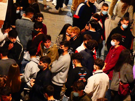 Fiesta nocturna en el centro: cero distanciamiento y solo cuatro denuncias en las últimas 'horas de libertad'