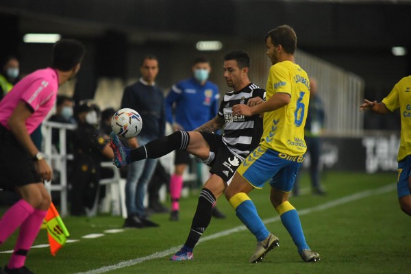 El Cartagena gana a Las Palmas con efectividad y oficio y ya golea en Segunda División (3-0)