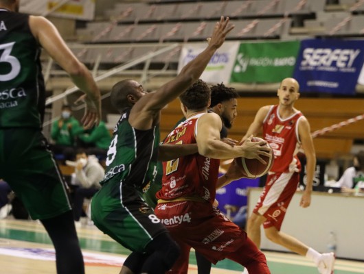 El Real Murcia estrena victoria en la LEB Oro con un 69-82 en Huesca y se sobrepone a su mal debut
