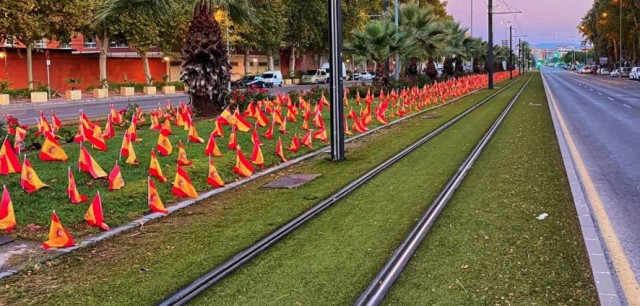 La avenida Juan de Borbón de Murcia amanece con 56.000 banderas de España por las víctimas de la covid