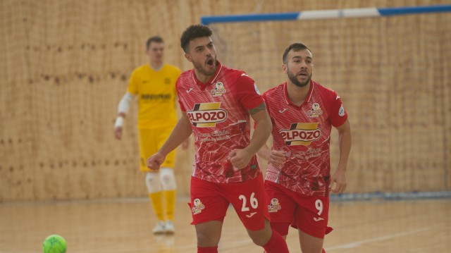 Juanjo empieza a justificar su regreso al parar un penalti que es clave para que ElPozo gane (1-2)