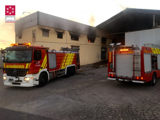 Un incendio calcina una nave industrial abandonada en Vila-real