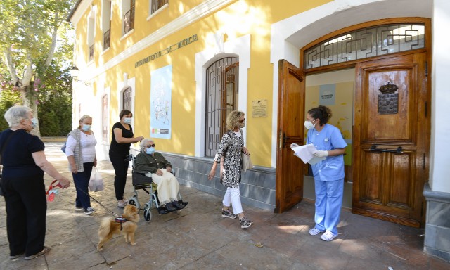 Gripe vs covid, solo debe quedar una: colas y algo de lío en el inicio de la campaña de vacunación