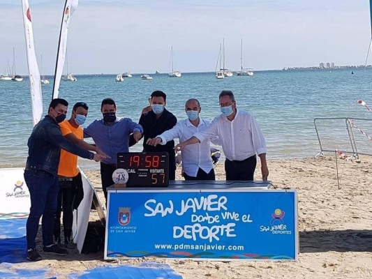 El barcelonés Alberto Lorente bate el récord mundial nadando a ciegas en el Mar Menor