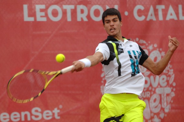 Ni la lluvia ni nadie pueden con Alcaraz en el ATP Challenger de Barcelona, que gana con brillantez