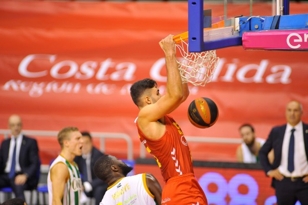 Un UCAM CB más sólido que brillante sabe sufrir para ganar al Betis (74-72)