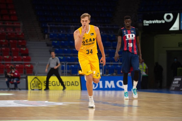 El UCAM CB da una lección de carácter para ganar en la pista del campeón (75-83)