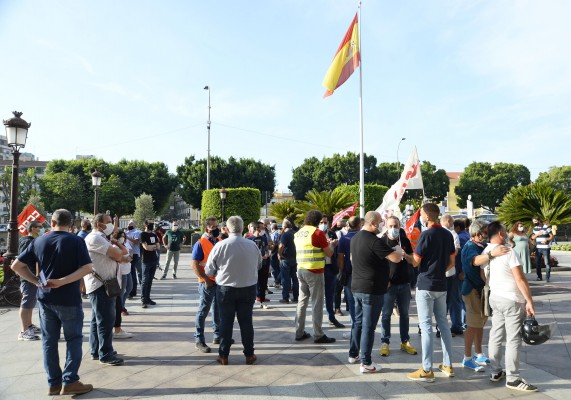 Los trabajadores de Autobuses LAT calientan para la huelga: se concentran en la Glorieta 