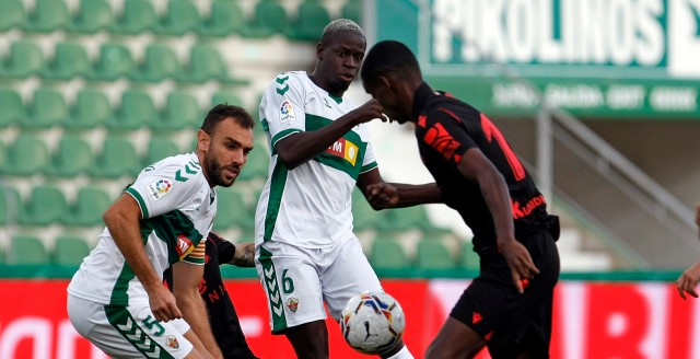 El Elche resiste el acoso de la Real Sociedad en la primera parte
