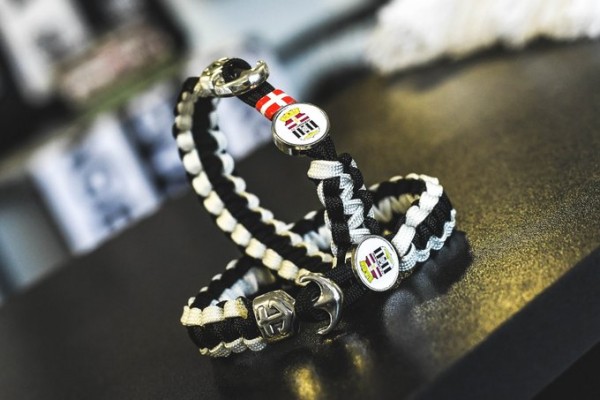 El Cartagena lanza sus nuevas pulseras con el escudo del club y la bandera marítima