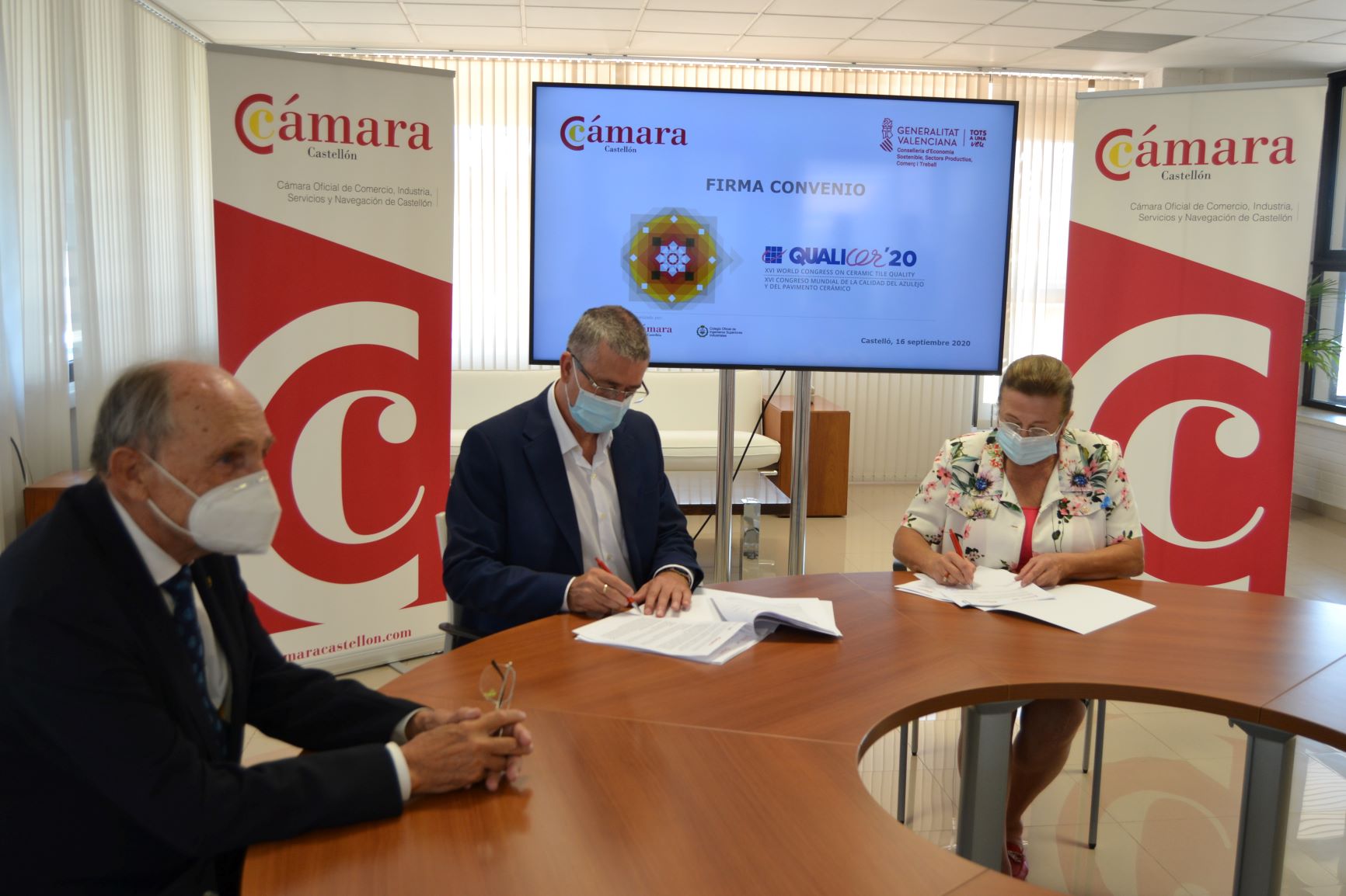 Economía suscribe el acuerdo con Qualicer para promover la divulgación del congreso cerámico