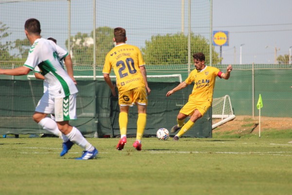 El UCAM CF tutea al Elche de Primera pero le falta definición para evitar la derrota (0-2)